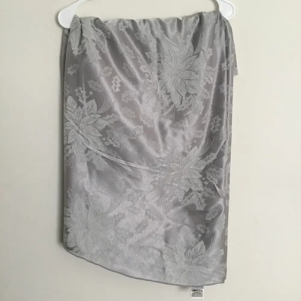 Martha Stewart Christmas Round Tablecloth Silver Damask Poinsettia & Holly 70' D